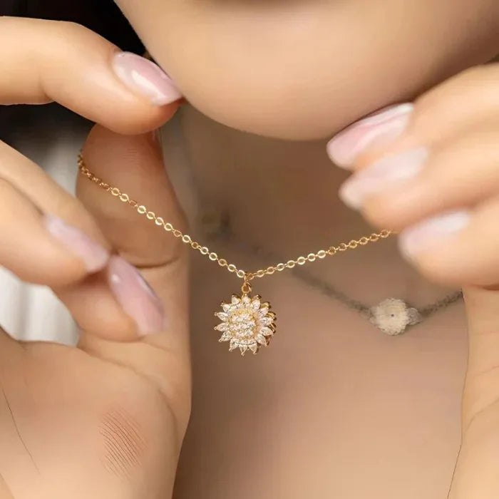 Collar Girasol Giratorio Aura™ – Belleza, calma y estilo en un solo detalle.